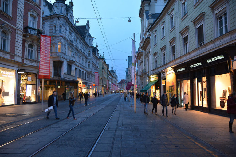 Wie erreiche ich Graz mit Bus, Bahn und Flugzeug?
