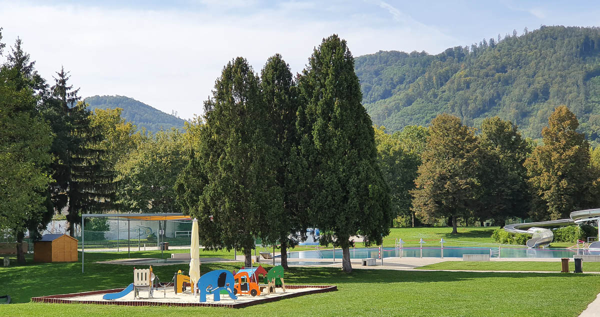 Spielplatz im Freibad - Auster